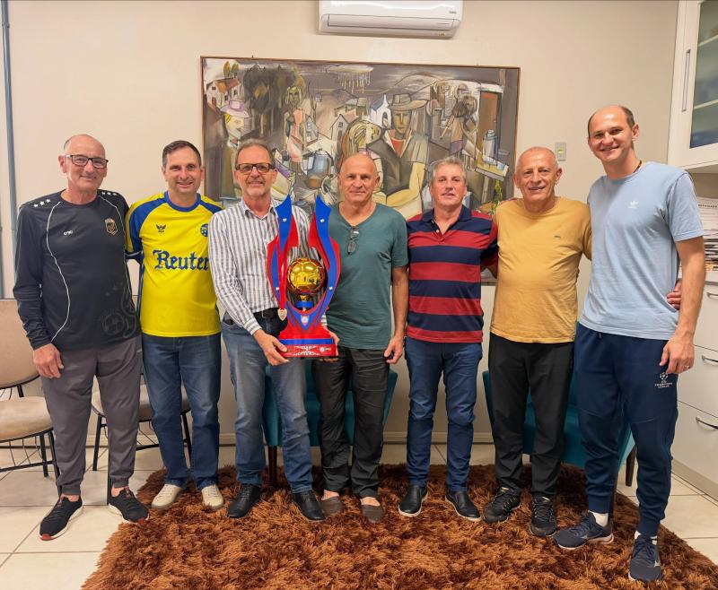 Prefeito recebe atletas do EC Morro Reuter, campeões do Intermunicipal Master 65+