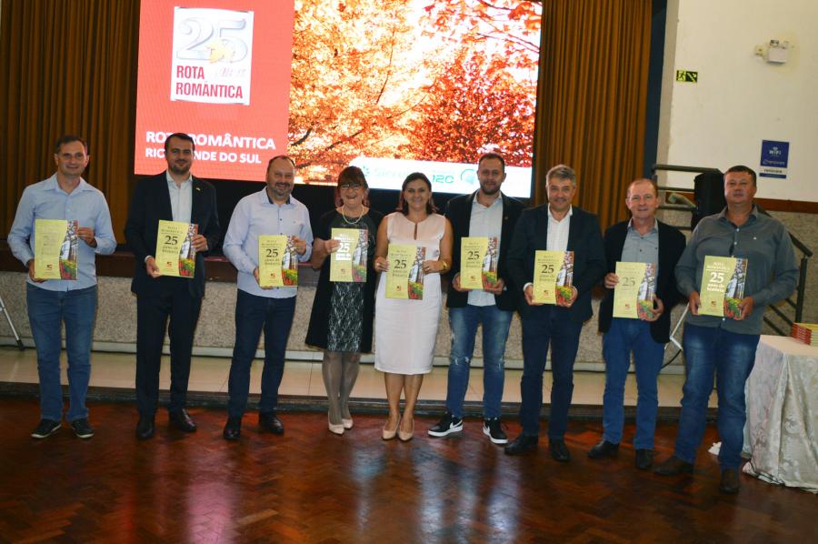 Prefeitos e vice-prefeitos dos municípios receberam seu exemplar do livro dos 25 anos