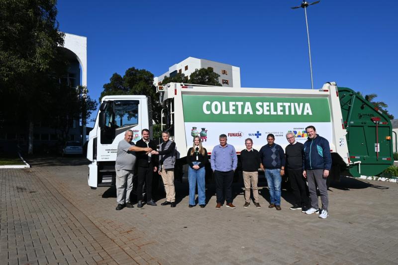 Prefeitura de Dois Irmãos recebe novo caminhão para a coleta seletiva