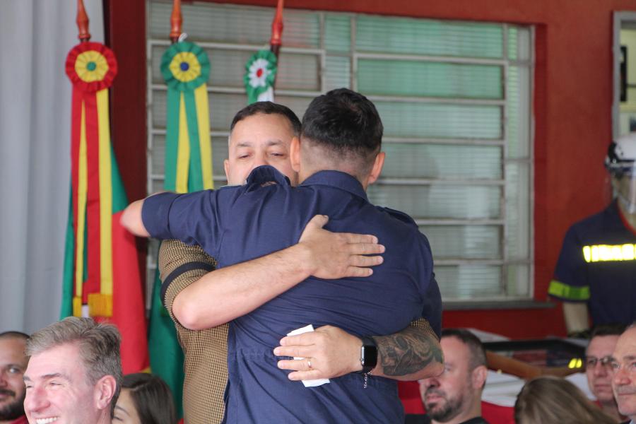 Primeiro tenente a comandar o quartel, Maicá se emocionou ao ser homenageado pelo Capitão Gularte, que foi seu aluno no curso de soldado, em 2012