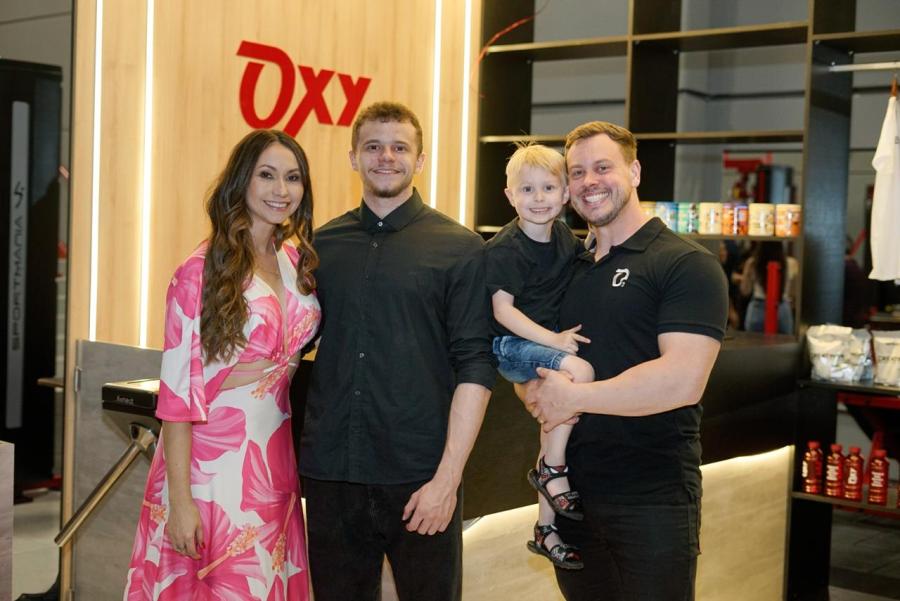 Proprietários da Oxy com os filhos Henrique e Theo 