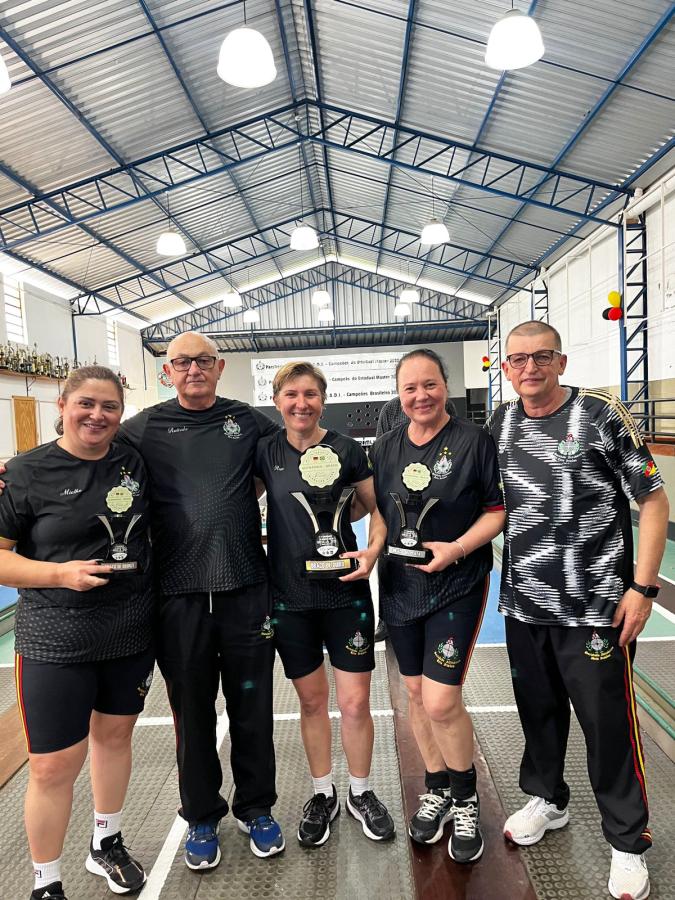 Rosangela (braço de bronze), Ireno (auxiliar de capitão), Roseli (braço de ouro), Jane (braço de prata) e Elton (capitão e diretor do bolão)