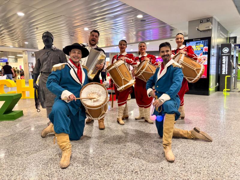 Secretaria de Turismo e Aeroporto Salgado Filho realizam recepção especial para passageiros durante o Mês Farroupilha
