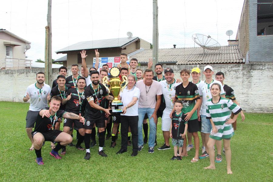 Serrabet/ Los Guapos levantou a taça no Livre