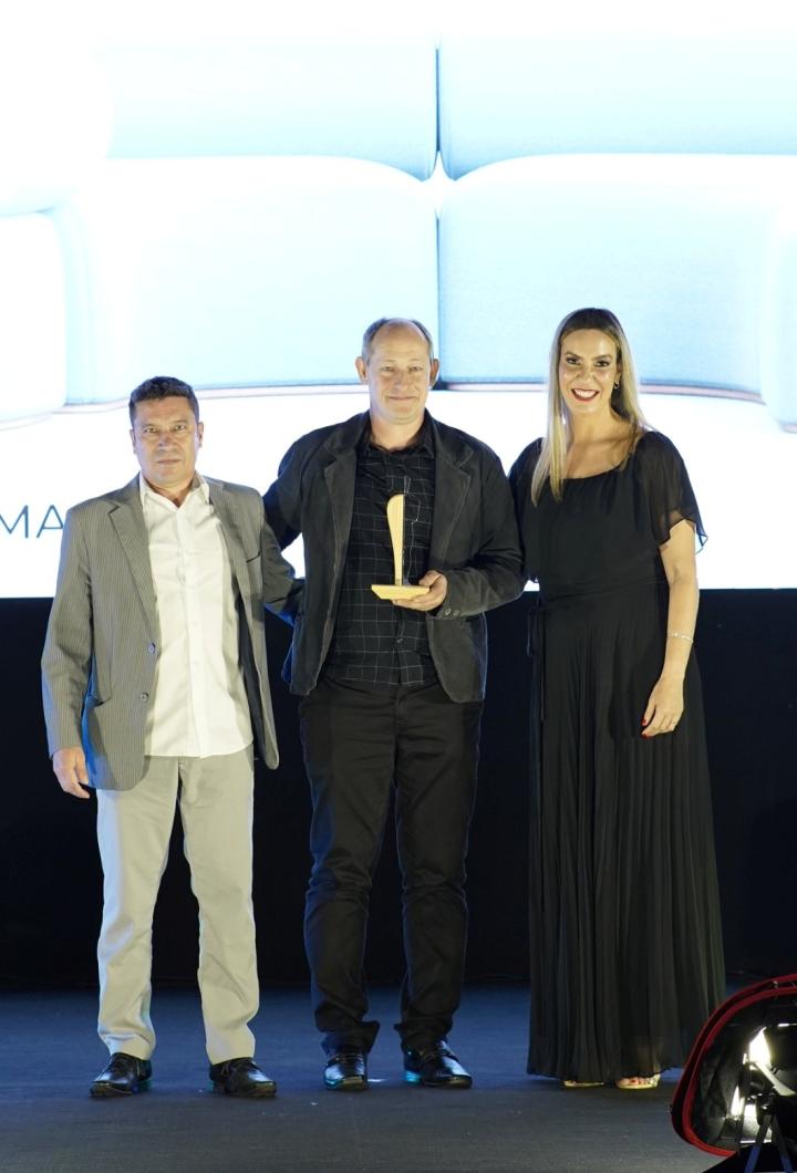 Sócios Emerson Almeida e Vanderlei Agnes recebendo o Troféu Ouro na categoria “Design com traços contemporâneos”, no Salão de Gramado, em 2023