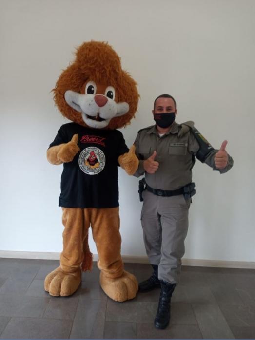 Soldado Razeira com o Leão, mascote do Proerd