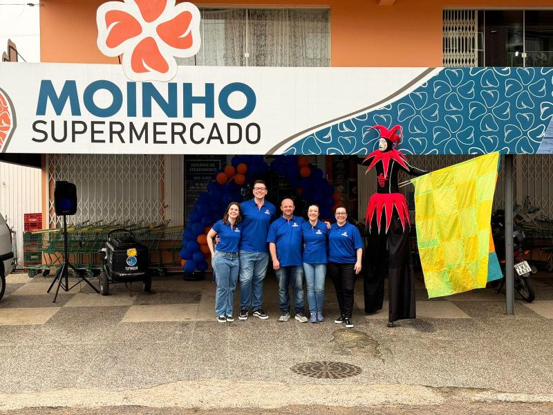 Supermercado Moinho completou 1 ano em Dois Irmãos no dia 9/9. Na foto, Nicole Weiss, Augusto Laux, Clicério Weiss, Joelma Weiss e Keli Metz (Foto: Divulgação)