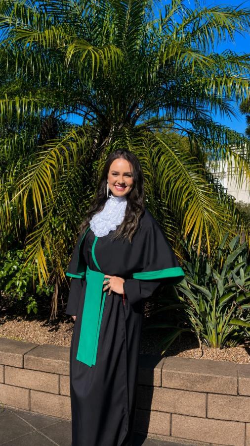 Taynara Langner Weiler celebra a graduação em Biomedicina pela UniRitter. A cerimônia de formatura será no dia 5 de setembro