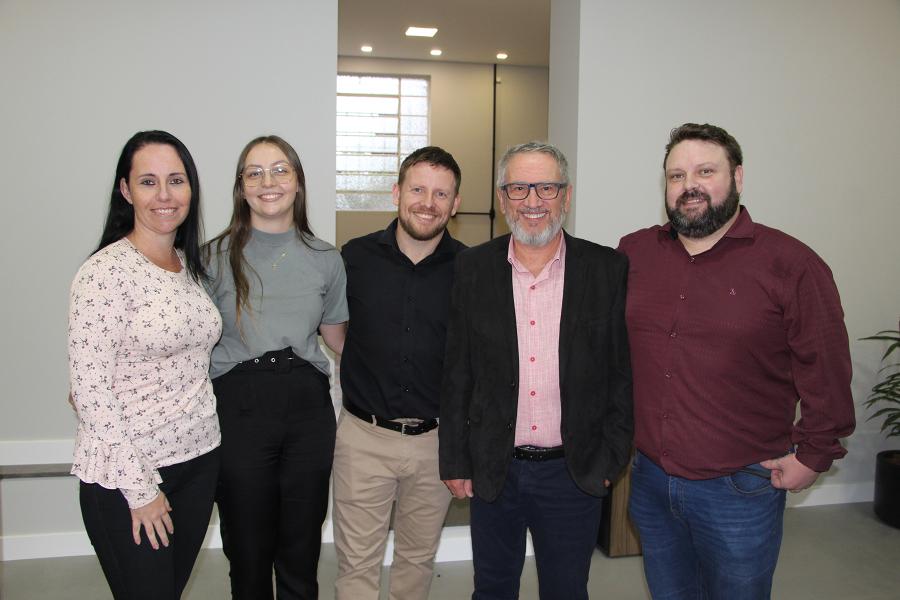 Técnica de Segurança do Trabalho, Kátia Borges; arquiteta Vanessa Dieter, engenheiros Benno e Agostinho e assistente administrativo Diego Griebler 