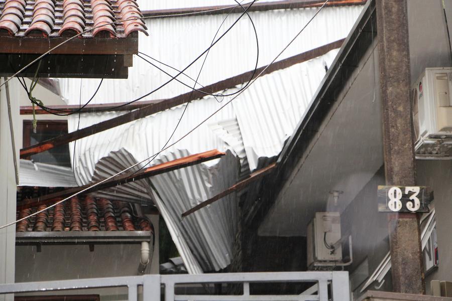 Telhas atingiram duas casas nas proximidades