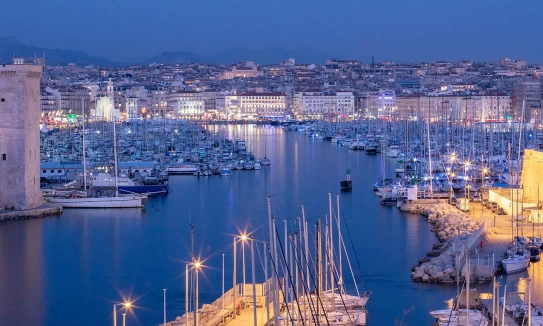 Tem dois Portos em Marselha. Um é o antigo, mais turístico. O outro, atual, é o maior porto comercial da França.