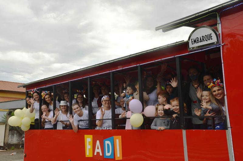 Trem da Alegria em frente à Unidade Educativa Beira Rio