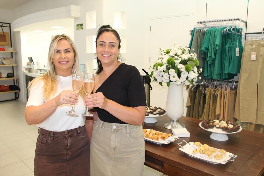Vera Reis e Débora Bussiol celebrando mais um momento especial da Kinei Hering