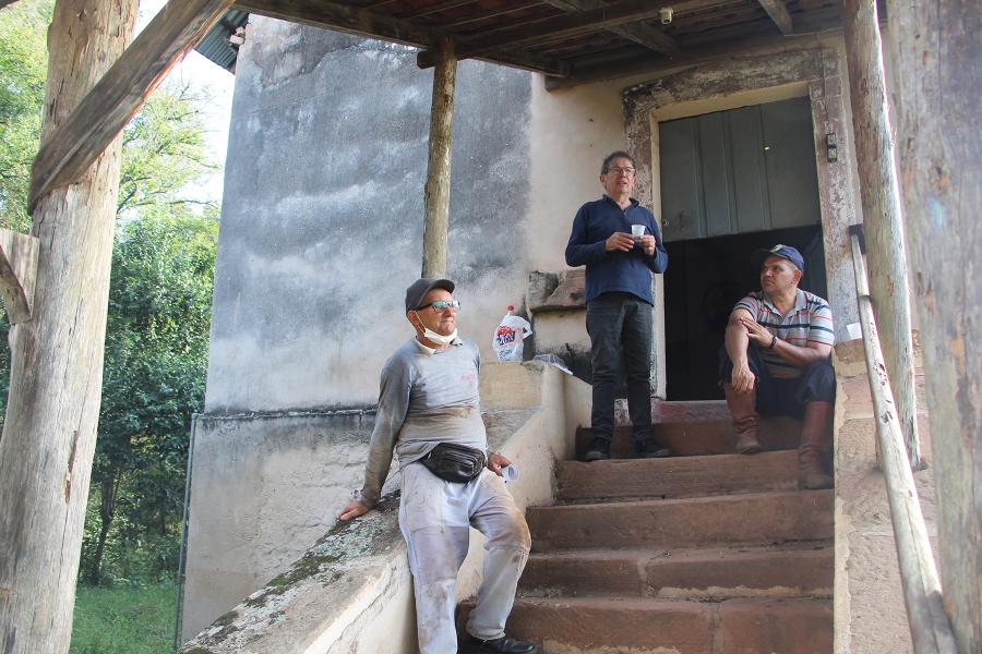 Vice-prefeito Juarez (ao centro) com os servidores Delmar e Lidiekson