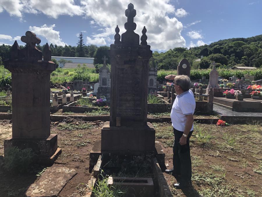 Vice-prefeito Juarez Stein impressionado com lápides de 200 anos no Cemitério da localidade