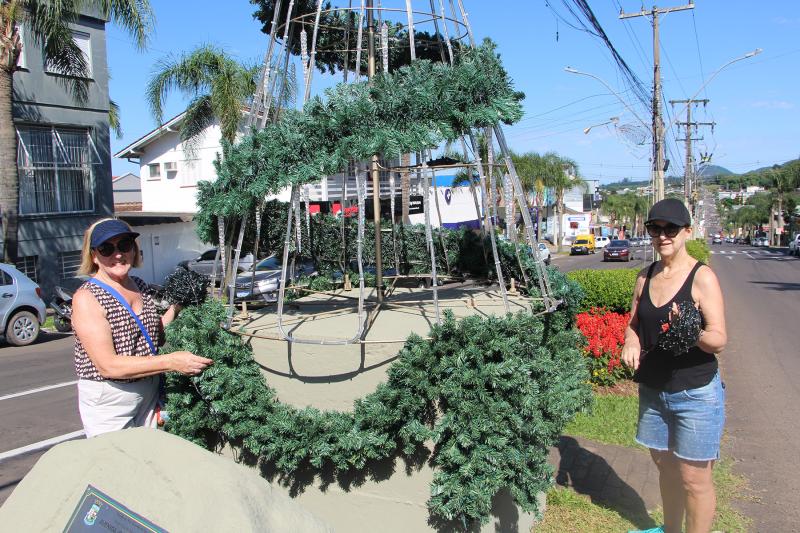 Na manhã desta quinta-feira (31), as voluntárias Carmem e Marlise estavam ajudando na decoração da Av. Irineu Becker