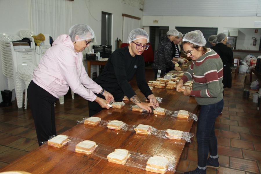 Voluntárias seguem na preparação de lanches em Dois Irmãos